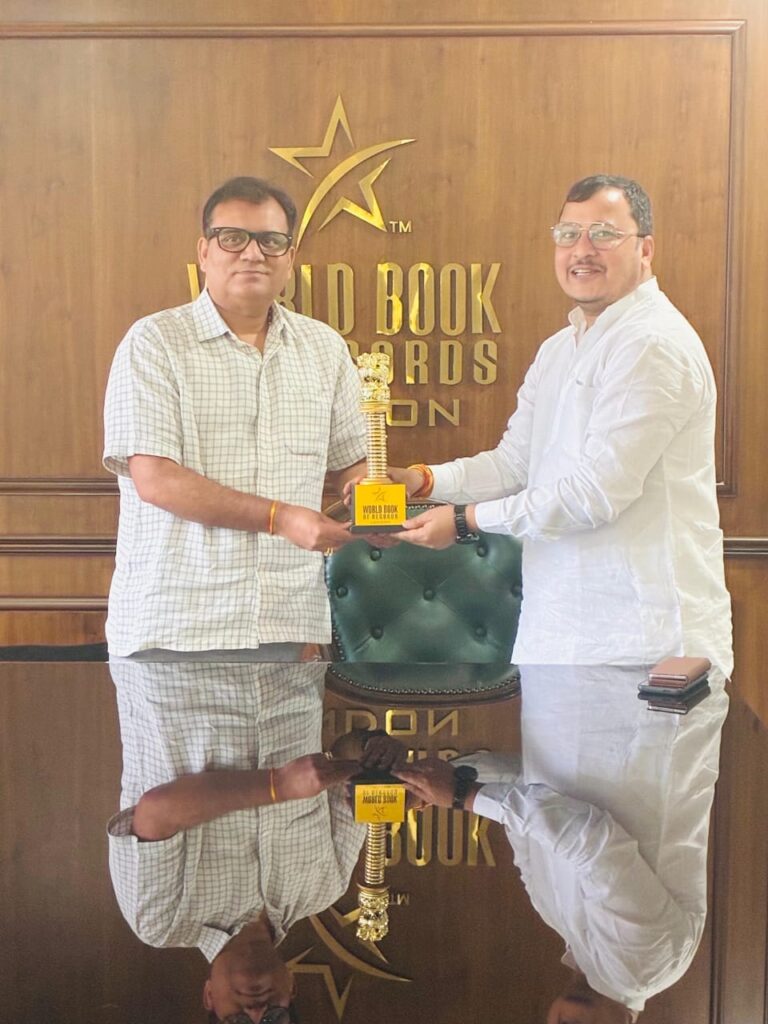 सम्मान ग्रहण करते भाजपा नेता Sarvesh Pathak