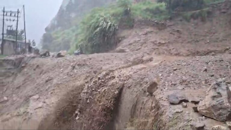 Uttarakhand Rain: उत्तराखंड में बारिश का कहर: 20 सड़कें बंद