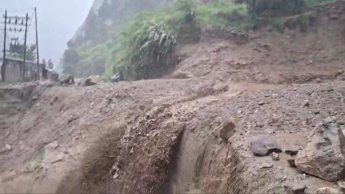 Uttarakhand Rain: उत्तराखंड में बारिश का कहर: 20 सड़कें बंद